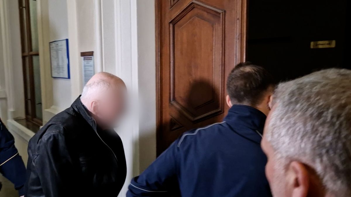 Muž z Jihlavska zapálil dům, pak zastřelil synovce. U soudu se zhroutil, zasahovali záchranáři